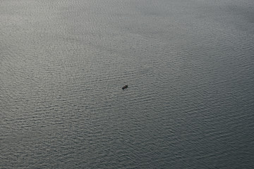 Kleines Boot auf großem See