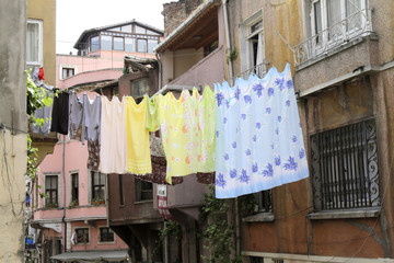 Linge suspendu dans un quartier d'Istanbul. Turquie.