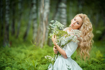 Прекрасная девушка с цветами в сказочном лесу