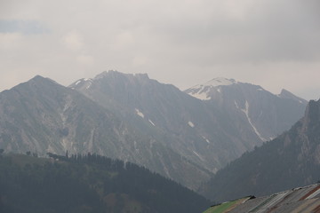 Bestowed with the title of “Meadow of Gold”, Sonmarg is a mesmerizing place located at an altitude of 2800 m above the sea level in the heavenly state of Jammu and Kashmir. 