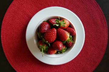 赤いランチョンマットと苺