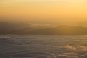 Obraz premium panoramic view of mountain with fog and cloud during sunrise