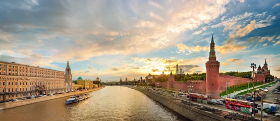 Foto op Plexiglas Landschap van het Kremlin en de rivier van Moskou vanaf het schip © Zayne C.