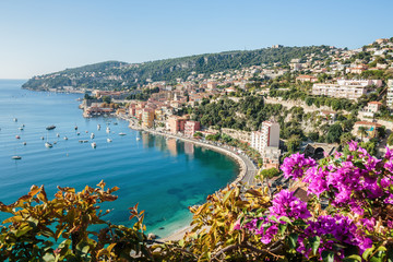 Fototapeta premium Panoramiczny widok na Lazurowe Wybrzeże w pobliżu miasta Villefranche-sur-