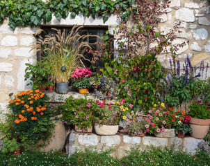 Fototapeta na wymiar Rural house decorated with flowers in pots, Gourdon France