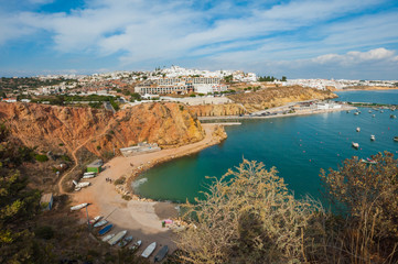 Portugal, Albufeira の小さな入江 / 大西洋に面したPortugal, Albufeira の小さな入江の風景