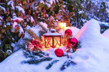 weihnachtliche Stimmung im verschneiten Garten
