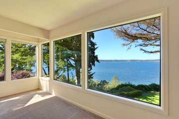Obraz na płótnie Canvas Large windows overlooking amazing water view.