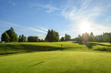 Terrain de golf au soleil du soir