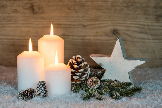 Weihnachten Dekoration stimmungsvoll Kerzen und Stern in Weiß