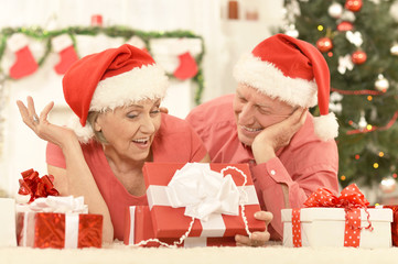 Obraz na płótnie Canvas Senior couple celibrating Christmas 
