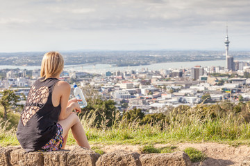 Fototapeta na wymiar Woman seeing the beautiful cityscape of Auckland.