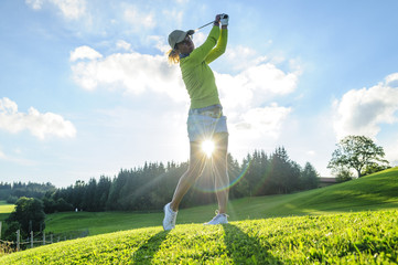 Golferin in strahlendem Sonnenlicht