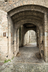 Obraz premium Wejście do zamku Scaliger na starym mieście Sirmione nad jeziorem Lago di Garda. Włochy