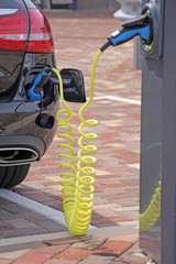 Elektroauto an Ladestation 