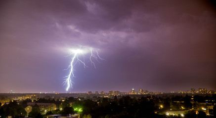 Gewitter über Berlin mit Blitz im Nachthimmel