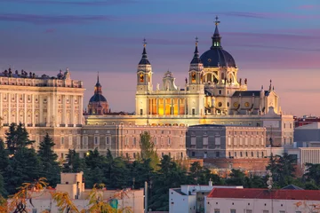 Fotobehang Madrid Madrid. Afbeelding van de skyline van Madrid met de kathedraal Santa Maria la Real de La Almudena en het Koninklijk Paleis tijdens zonsondergang.