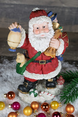 Weihnachten, Weihnachtsmann mit bunten Weihnachtskugeln