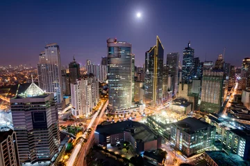Papier Peint photo autocollant construction de la ville Makati Skyline la nuit, Philippines. Makati est une ville de la région métropolitaine de Manille aux Philippines et le centre financier du pays.