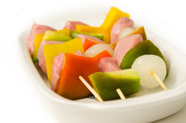 Spiedini di carne fresca di maiale e verdure