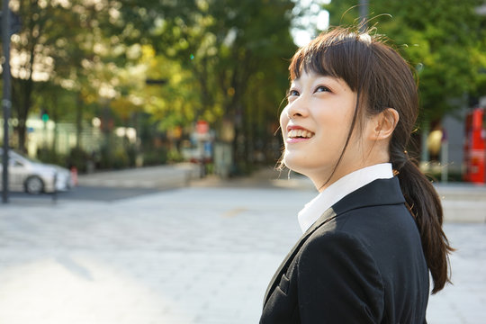 「上を向く」の写真素材 | 2,475件の無料イラスト画像 | Adobe Stock