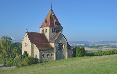 die bekannte Kreuzkapelle in den Weinbergen bei Gau-Bickelheim in der Weinregion Rheinhessen,Rheinland-Pfalz,Deutschland