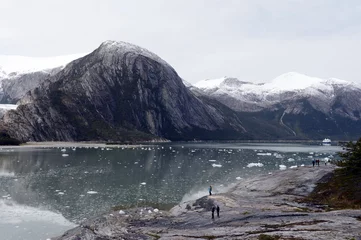 Cercles muraux Glaciers Tourists at the Pia glacier.