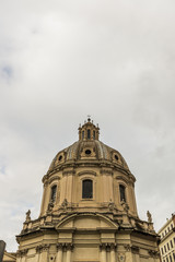 Fototapeta na wymiar Kuppel einer Basilika in Rom