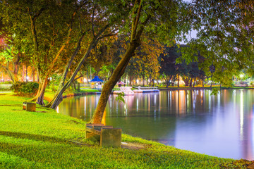 Fototapeta premium Twilight night scene of Bangkok at dusk from Lumpini Park