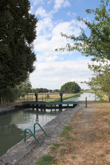 Fototapeta na wymiar Ecluse sur le canal latéral de la Loire.