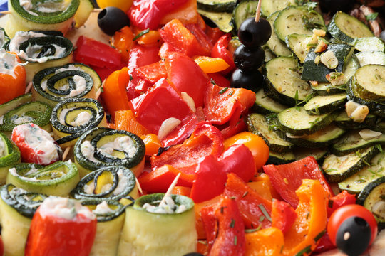 vegane Antipast ( kalte Vorspeisen) mit u.a. tomaten, pilzen, oliven, zucchini, knoblauch, paprika, oregano 