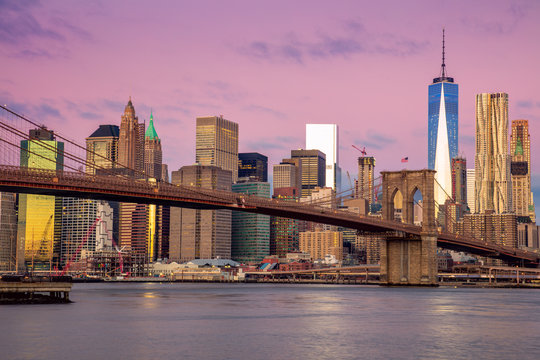 Fototapeta Barwy wschodu słońca nad Manhattanem i Mostem Brooklińskim XXL