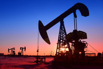 The beam pumping unit is homework, under the setting sun