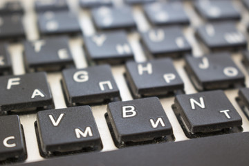Черные клавиши алюминиевой переносной клавиатуры