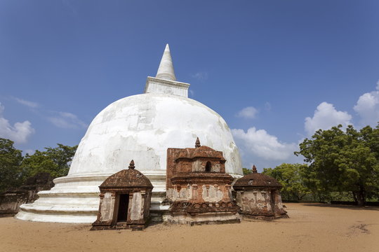 The Kiri Vihara dagoba (Stupa) Buddhist temple ruins, Polonnaruwa, Sri Lanka 