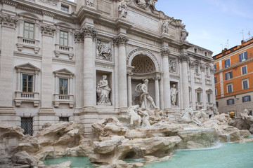 Obraz na płótnie Canvas trevi fountain important traveling destination in rome italy