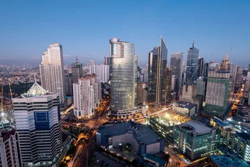 Cercles muraux construction de la ville Makati Skyline la nuit. Makati est une ville de la région métropolitaine de Manille aux Philippines et le centre financier du pays.