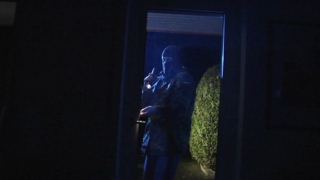 10843 burglar comes in watch around with torch
