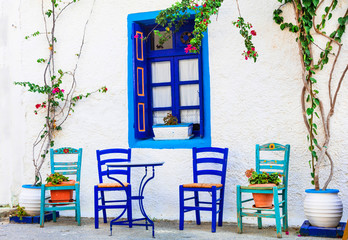 Fototapety  Tradycyjna seria Grecja - drewniane krzesła w małej ulicznej tawernie