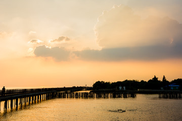 Obraz premium Silhouettes Sunset by the sea coastal Bangkok, Thailand
