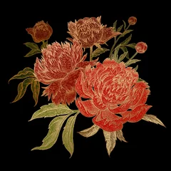 Strauß roter Pfingstrosenblumen mit Goldstrich. © marinavorona