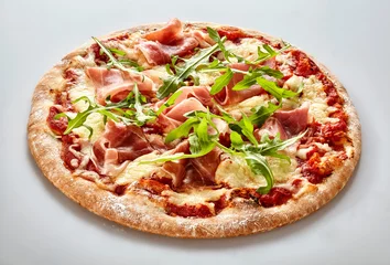 Photo sur Aluminium Pizzeria Pizza italienne croustillante au jambon et roquette