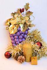 Racimo y artículos de Navidad.
Conjunto de objetos Navideños que decoran las casas.
