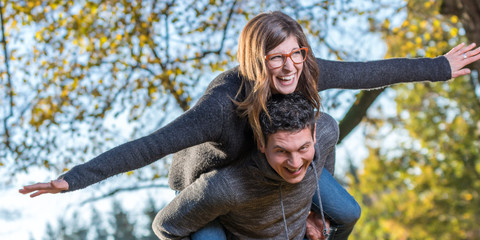 Junges Paar hat viel Spaß im Park