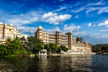 Fototapeta na wymiar City Palace view from the lake. Udaipur, Rajasthan