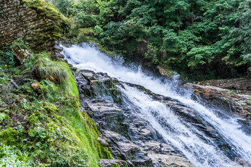 Wasserfall auf felsigem Terrain mitten im Kurort Bad Gastein