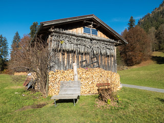 Alpen Scheune und Holz Relax-Bank im Allgaeu