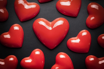 Fototapeta premium Red hearts on black background