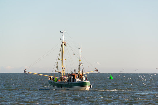 Krabbenkutter im Wattenmeer