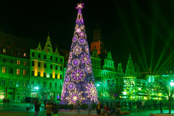 Naklejka premium Christmas tree and light laser show on Market Square at christmas night in Wroclaw, Poland